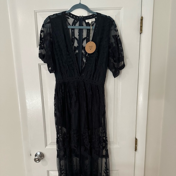 Honey Punch Lace overlay Maxi NWT - Picture 2 of 5
